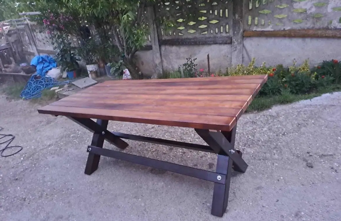 Sto sa pločom od dasaka i tamnim nogama u obliku slova X