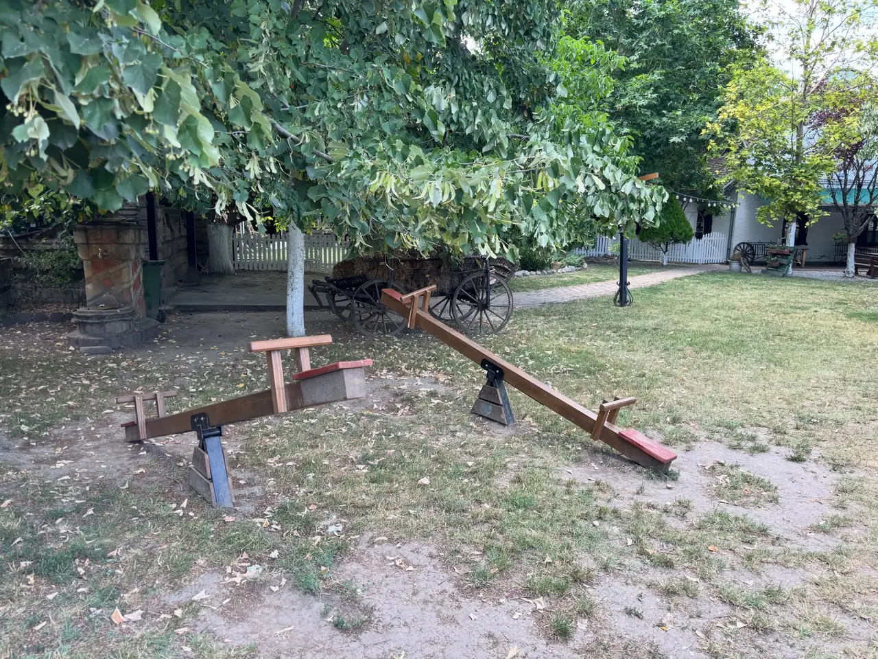 Drvena klackalica na igralištu