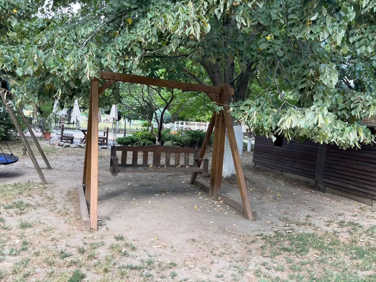 Drvena ljuljaška u hladu drveća