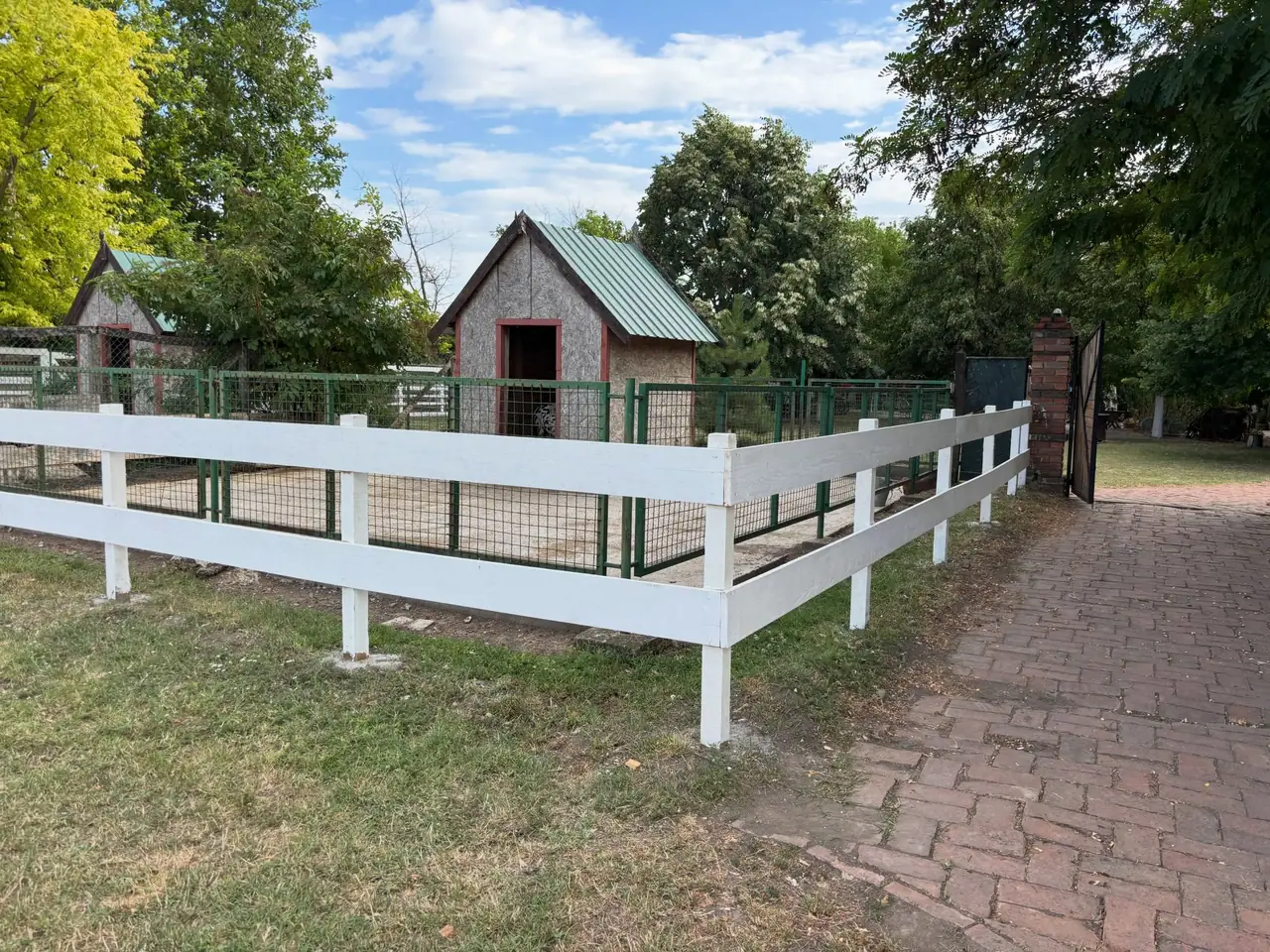 Bela drvena ograda i staza od kocke