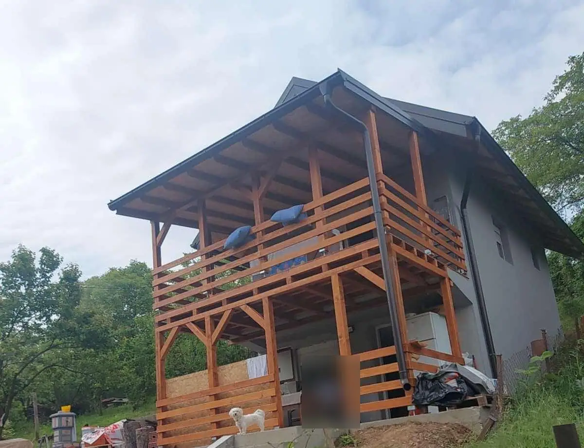 Drvene terase spratne kuće, pogled sa strane