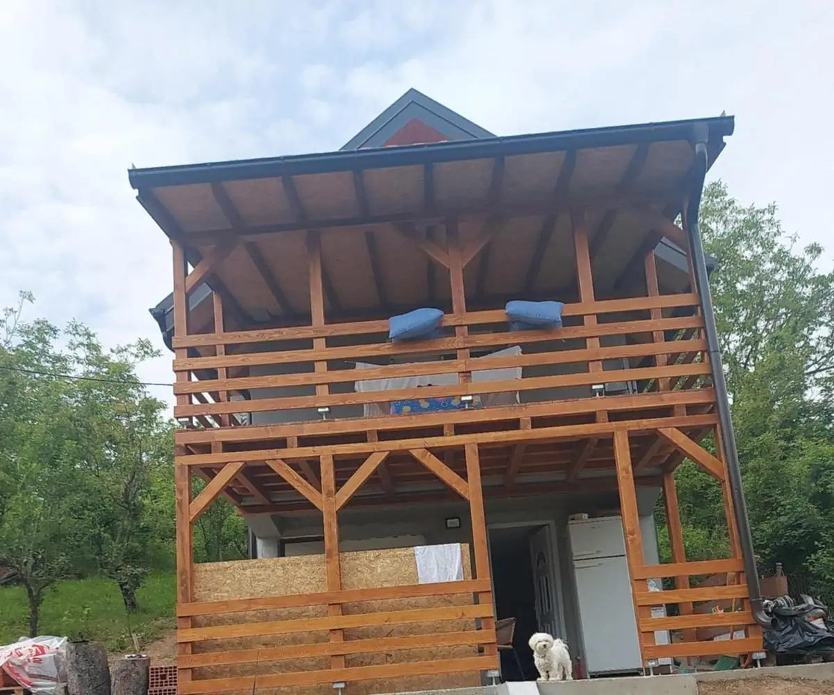 Spratna kuća sa dve drvene terase i krovom nad gornjom