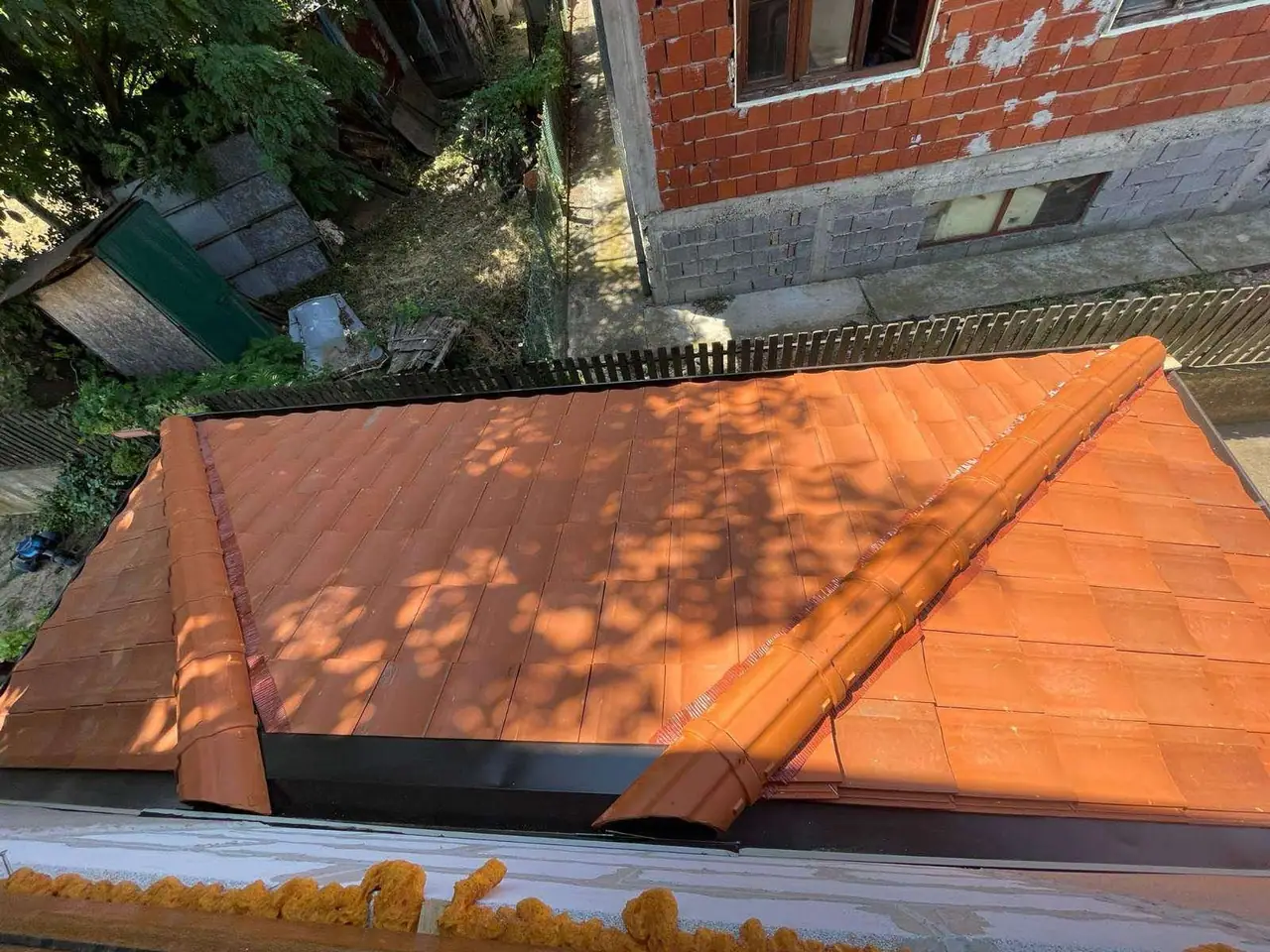 Krov nadstrešnice uz zidanu kuću, pogled odozgo