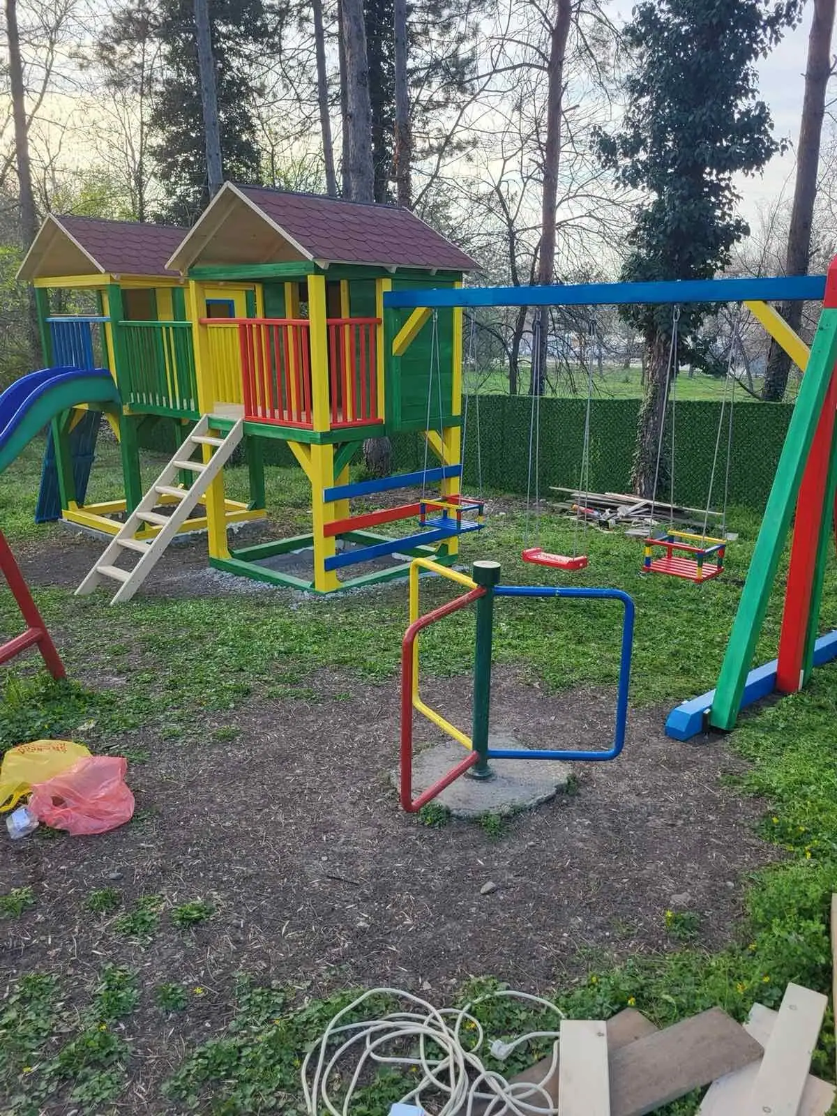 Igralište sa kućicama, ljuljaškama i merdevinama